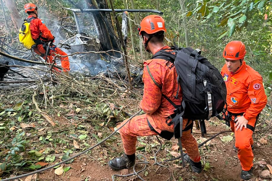 Bomberos trabajan para extinguir un incendio tras la caída de un helicóptero, que causó la muerte de cuatro personas, en el Parque Nacional de Tijuca, en Río de Janeiro.