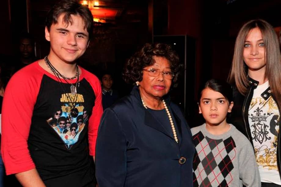 Katherine Jacson con sus nietos Prince, Paris y Blanket. / AFP