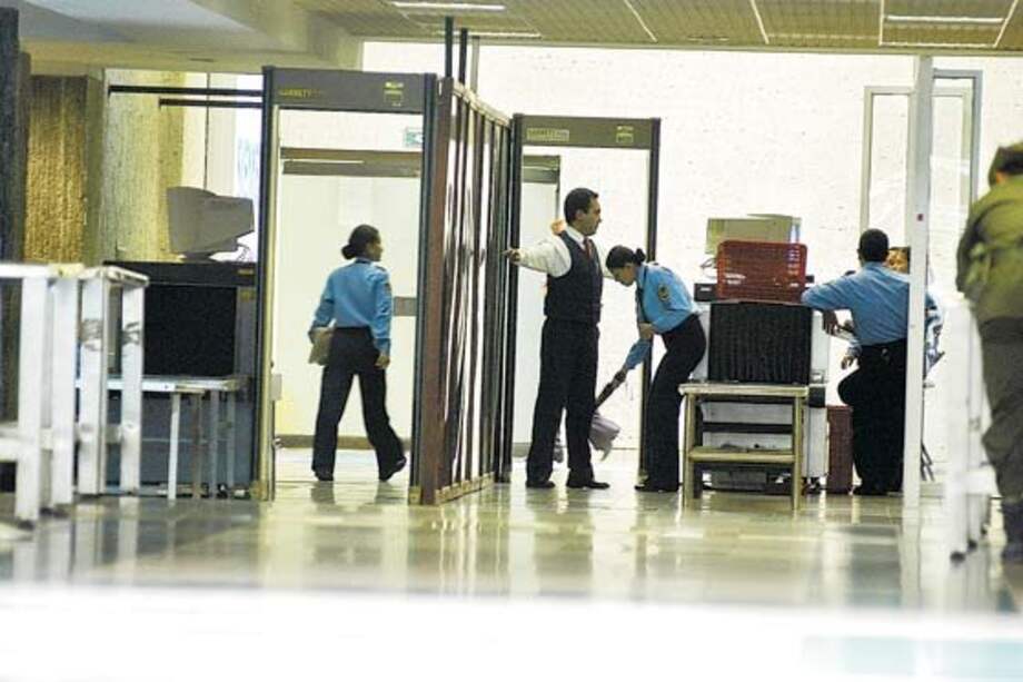 Fuerza Aérea dice que no manipuló maletas de deportados de España