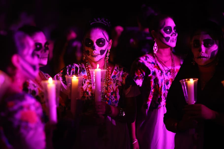 Este 1 de noviembre es el Día de los Muertos, una tradición mexicana que ha permeado a Colombia. Aquí te contamos qué significa cada objeto que pones en los altares para honrar a tus seres queridos desde tu hogar.