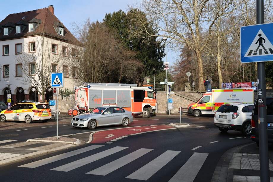 Vehículos de bomberos y de rescate cerca del lugar de un apuñalamiento en Aschaffenburg el 22 de enero de 2025. Un hombre de 41 años y un niño de dos años murieron y otras dos personas resultaron gravemente heridas en un ataque con cuchillo en la ciudad alemana de Aschaffenburg el miércoles, informó la policía.