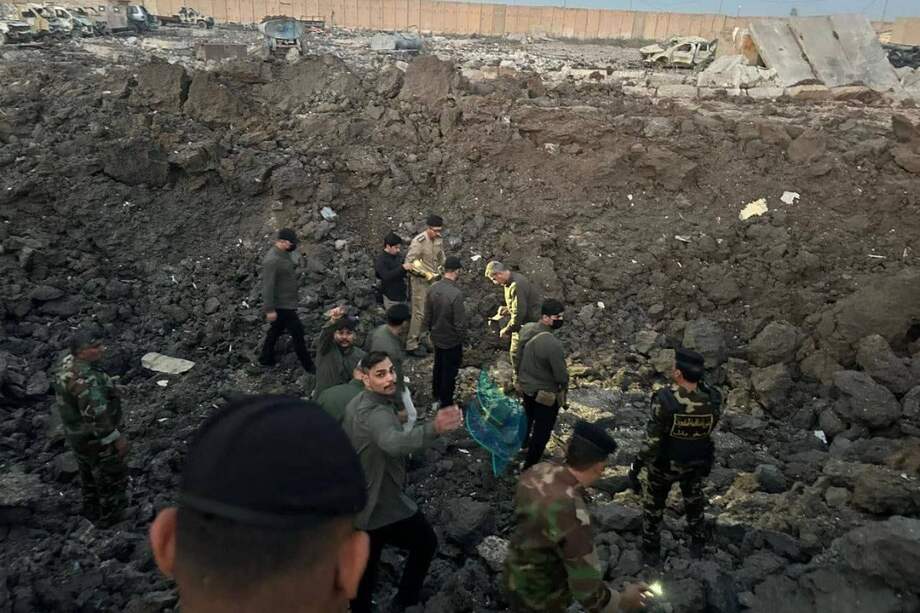 Las autoridades iraquíes afirmaron este sábado que una persona murió y otras ocho resultaron heridas en una explosión, presuntamente causada por un ataque aéreo, en una base militar de la influyente agrupación chií proiraní Multitud Popular, con presencia del Ejército del país árabe, ubicada al norte de Bagdad.