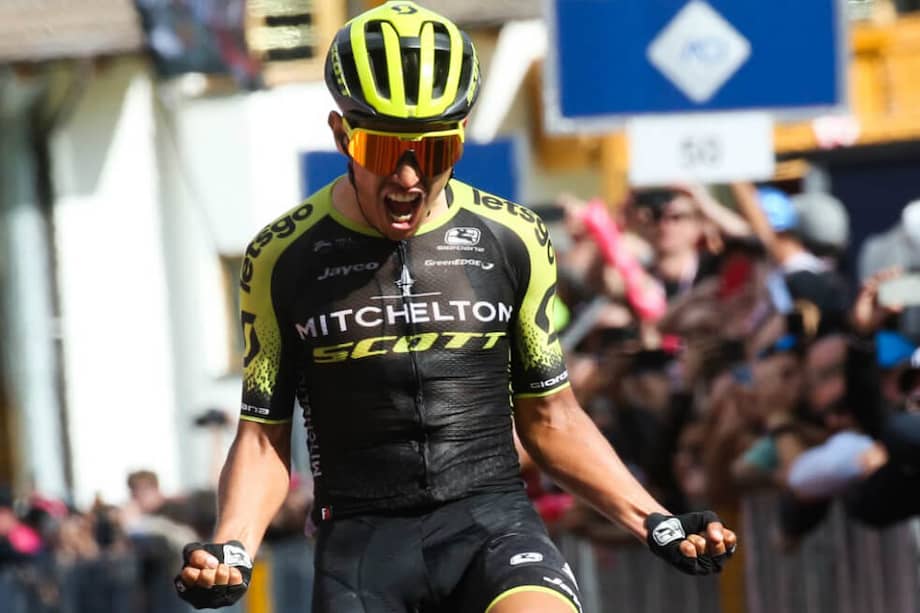 Chaves cruza en primer lugar la meta de la Etapa 19 del Giro de Italia. / AFP