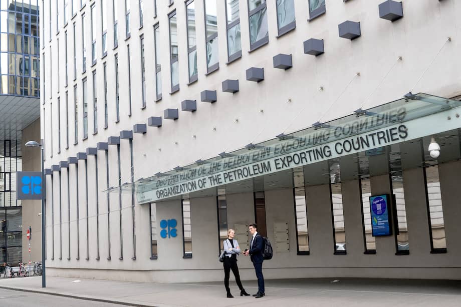 Personas afuera de las oficinas principales de la OPEC+ (Organización de Países Productores del petróleo, por su sigla en inglés), en Viena, Austria.