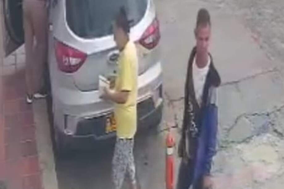 Captura de pantalla de las cámaras de seguridad donde se ve a la víctima con el principal sospechoso.