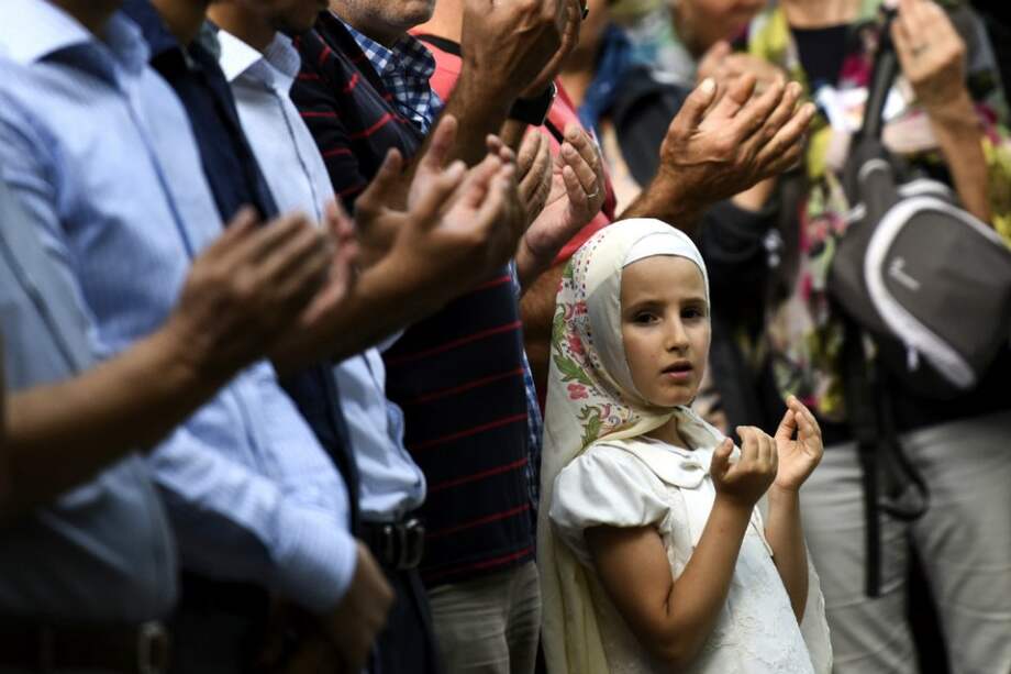 Familiares de algunas de las 41 víctimas del atentado terrorista en Turquía atienden a los funerales. / AFP