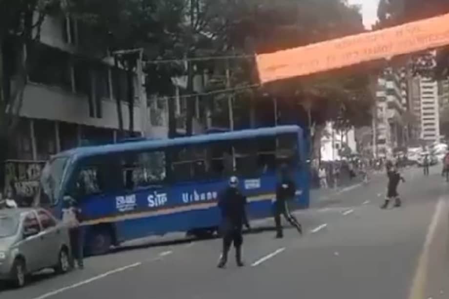 Un grupo de encapuchados se tomó un bus del SITP con el fin de ingresarlo al campus dela Universidad Pedagógica. El bus fue recuperado por las autoridades.