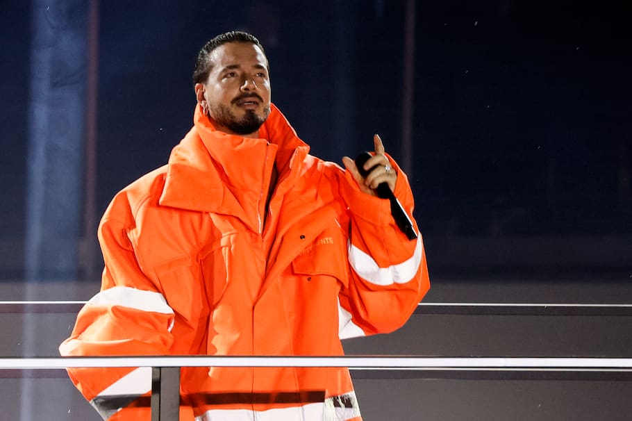 El cantante colombiano J Balvin recibió decenas de halagos por su look de juventud. Así se veía.