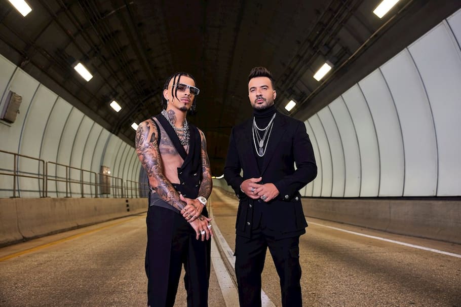 El video de “Vacío” es diferente a los que Luis Fonsi tiene acostumbrados a sus seguidores. Los colores son apagados y la fiesta está dominada por el duelo de un dolor en el corazón.