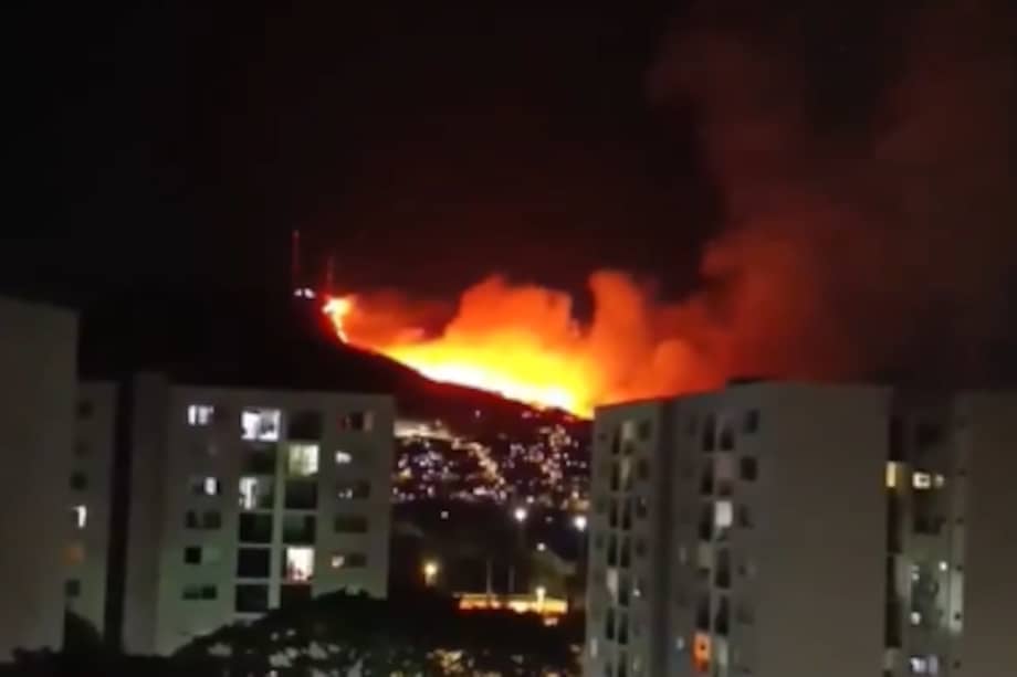 Imagen de video de redes sociales del incendio forestal en Yumbo en la noche del jueves 12 de agosto de 2026.