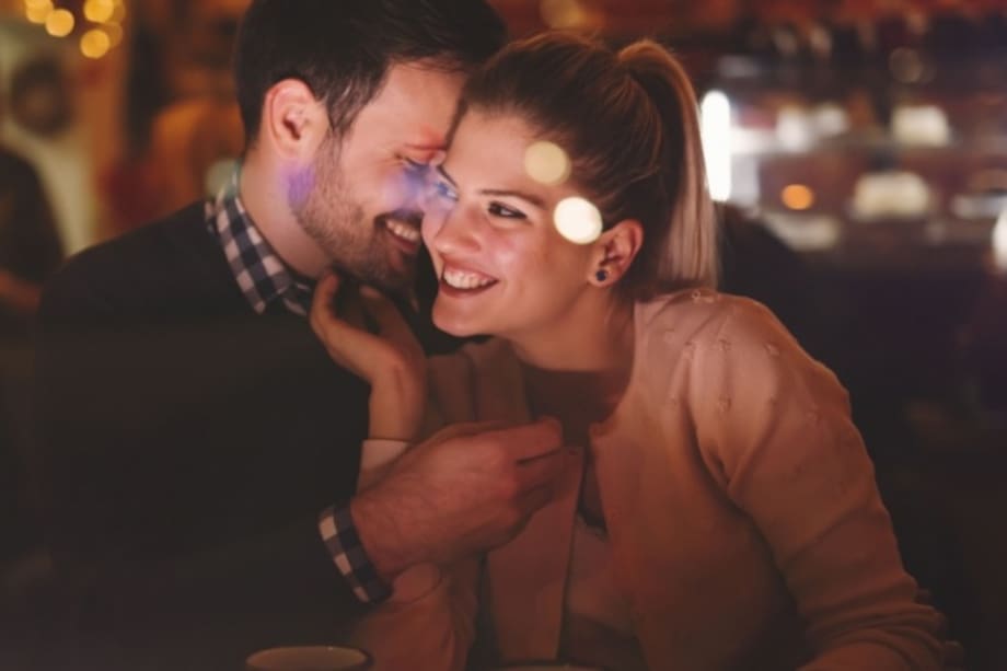 Pareja acariciándose