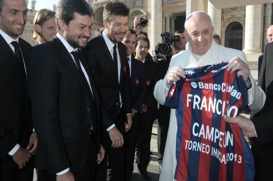 El papa francisco con la camiseta de San Lorenzo de Almagro. / EFE