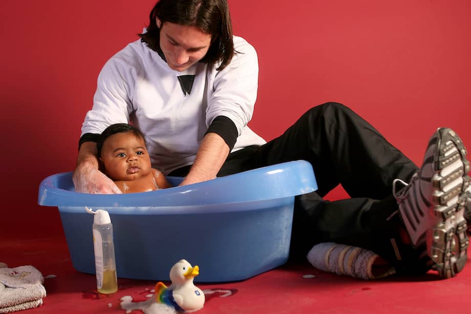 Fotografía realizada por Joan Monfort -colaborador gráfico de AP- de Lionel Messi en 2007 bañando a Lamine Yamal.