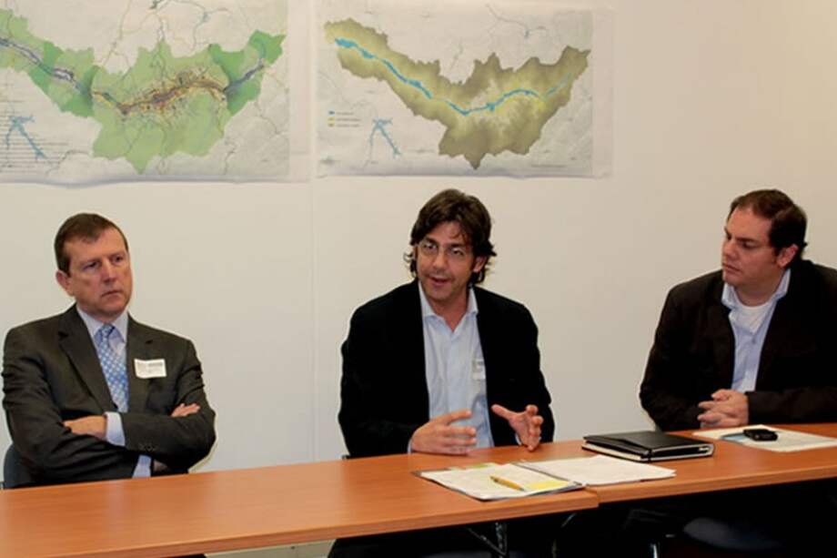 En el centro, Mauricio Valencia durante una ponencia en la Universidad Eafit