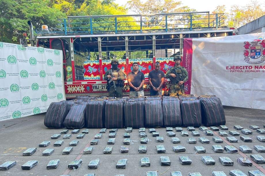Las autoridades hallaron 2 mil paquetes de marihuana.