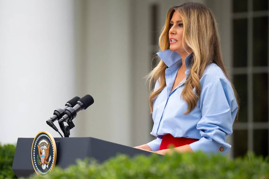La primera dama de Estados Unidos, Melania Trump, habla durante un evento con IndyCar y FOX Sports para ampliar las oportunidades académicas de personas que salen del sistema de acogida, en el Jardín de las Rosas de la Casa Blanca, en Washington D. C., el 20 de agosto de 2026.
