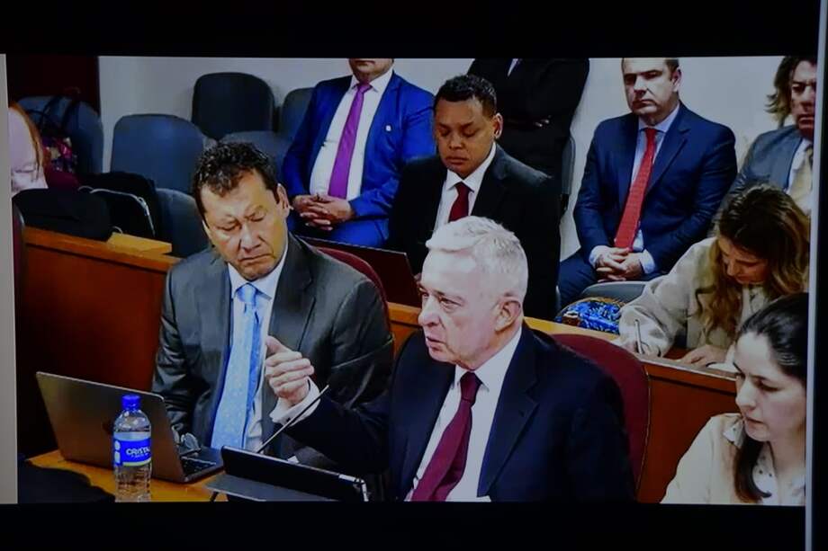 El expresidente Álvaro Uribe Vélez desde Paloquemao ejerciendo su defensa material, en compañía de su abogado Jaime Lombana (izq). En la lectura del fallo se conectó de manera virtual.