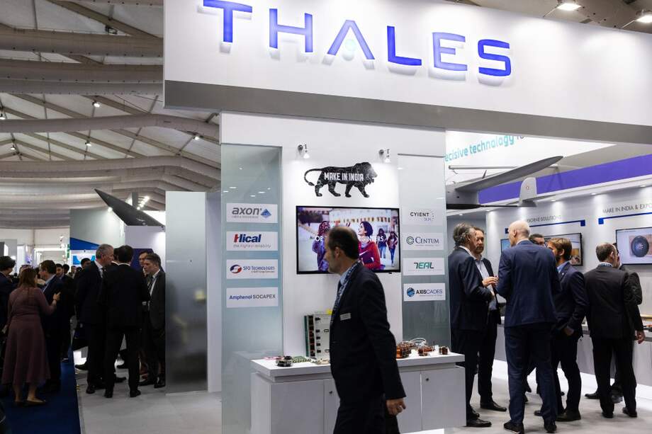 Asistentes se reúnen en el stand de Thales SA durante un espectáculo Aero India en la estación de la Fuerza Aérea Yelahanka en Bengaluru, India.