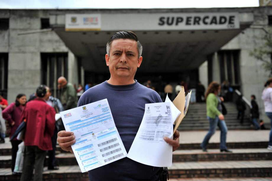 Darío Mejía, habitante de la localidad de Puente Aranda, reclama en la sede del Supercade por el cobro de $1’717.000 que recibió por la valorización. / David Campuzano