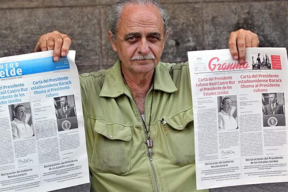 Un vendedor de periódicos es visto mostrando la portada del diario oficial Granma y Juventud Rebelde que publican las cartas intercambiadas ayer entre el presidente cubano Raúl Castro y su homólogo de EE.UU. Barack Obama. / Archivo EFE