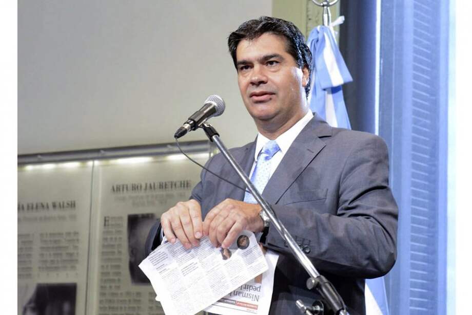 Jorge Capitanich rompió un ejemplar del diario ‘Clarín’. / EFE