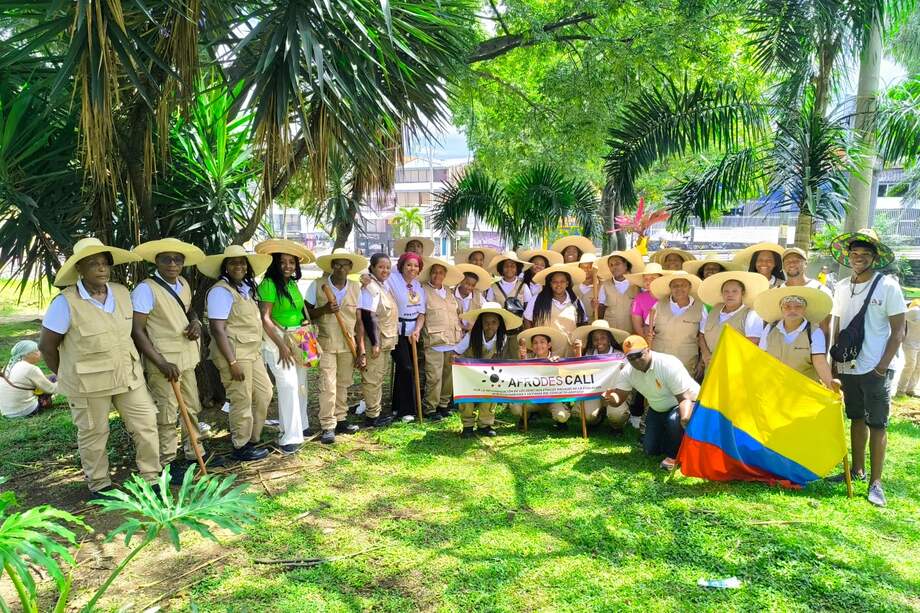 Integrantes de la primera Guardia Afro Urbana de Colombia durante distintas jornadas de formación, movilización y acompañamiento comunitario en el Oriente de Cali.