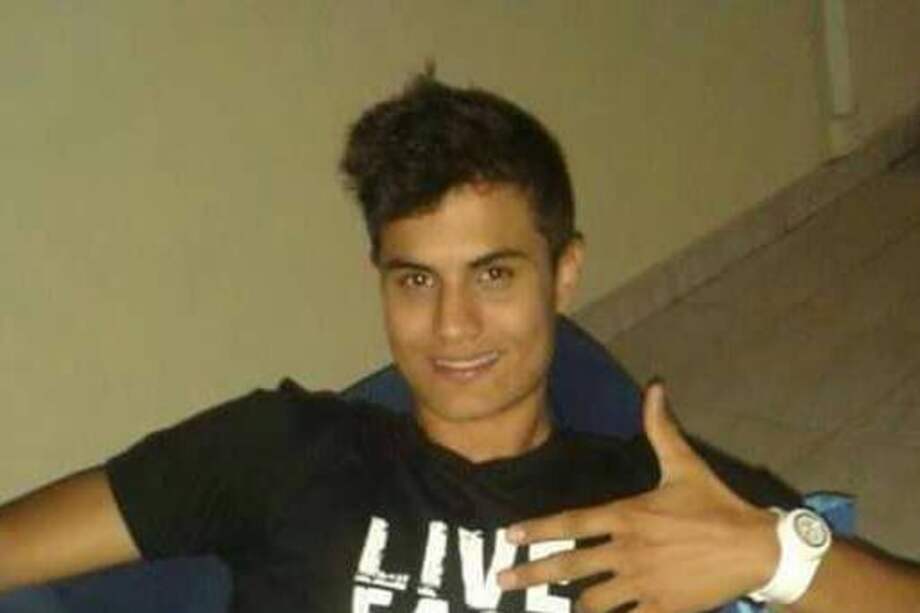 Carlos Mario Zuluaga Moreno mide 1,93 y tendría 26 años.