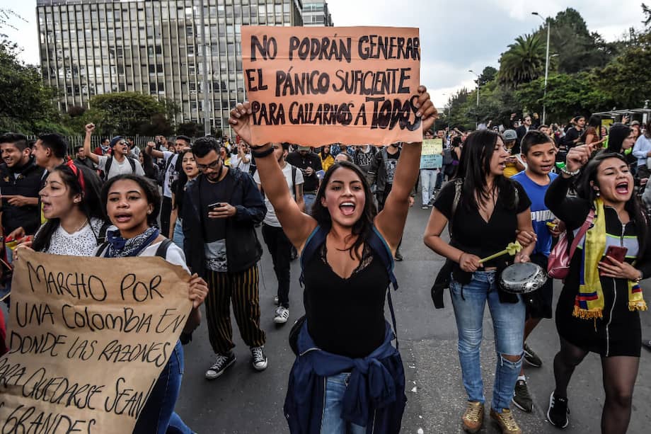 Desde el jueves, en Colombia se registran masivas marchas en varias ciudades. / AFP