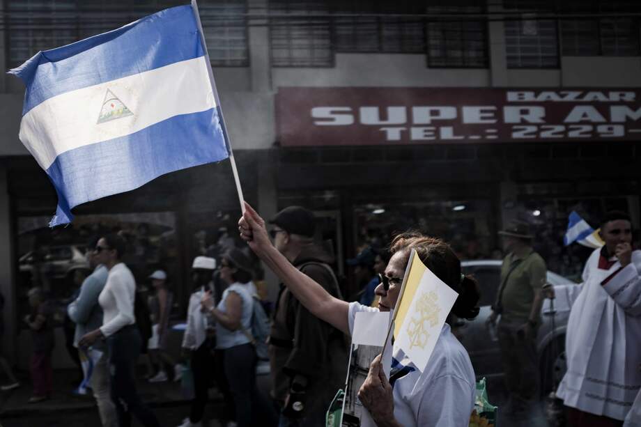 Ciudadanos nicaragüenses participan en una procesión en San José (Costa Rica) para pedir por los migrantes y la liberación de los "presos políticos" de Nicaragua".