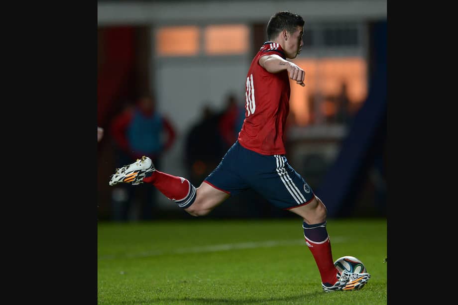 El jugador de la selección de Colombia James Rodríguez patea un penalti contra Jordania durante un partido amistoso el viernes 6 de junio de 2014, en el estadio de San Lorenzo de Buenos Aires, Argentina.
