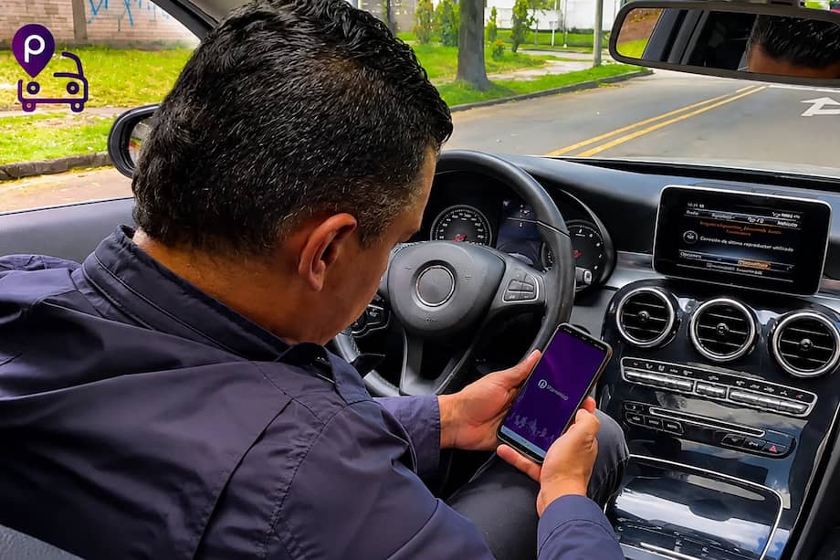 La app enfrenta las dificultades que enfrentan miles de personas al buscar estacionamiento mientras intentaba llegar a tiempo.