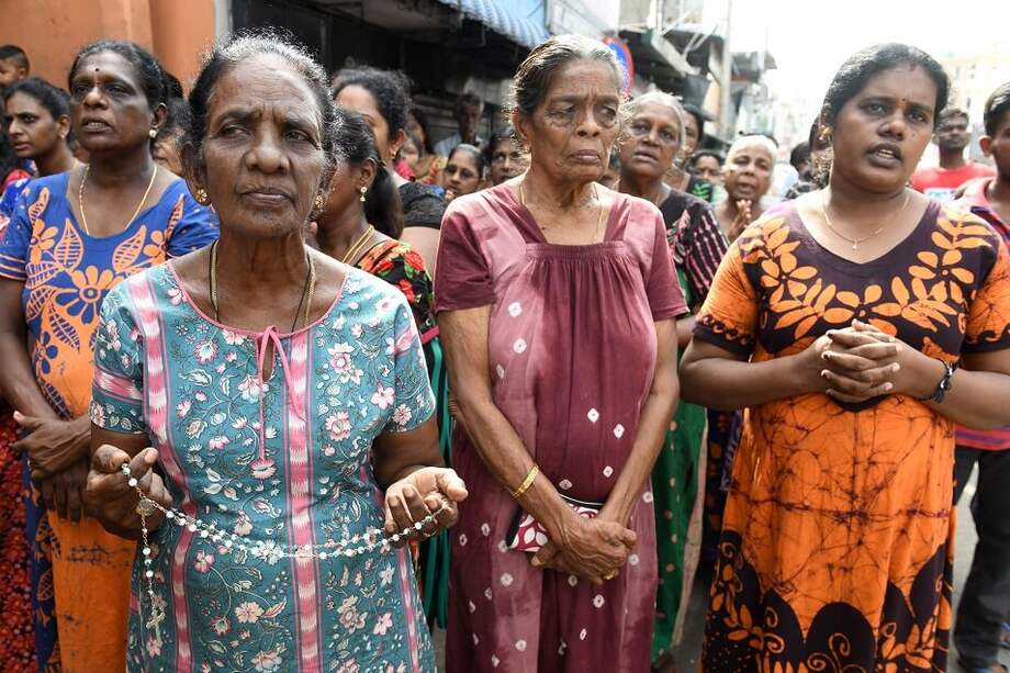 Familiares y amigos asisten al funeral de varias de las víctimas de los atentados en Colombo, Sri Lanka. / AFP