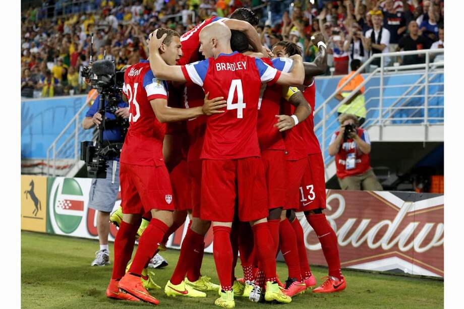 Los norteamericanos celebran su primer gol. / EFE