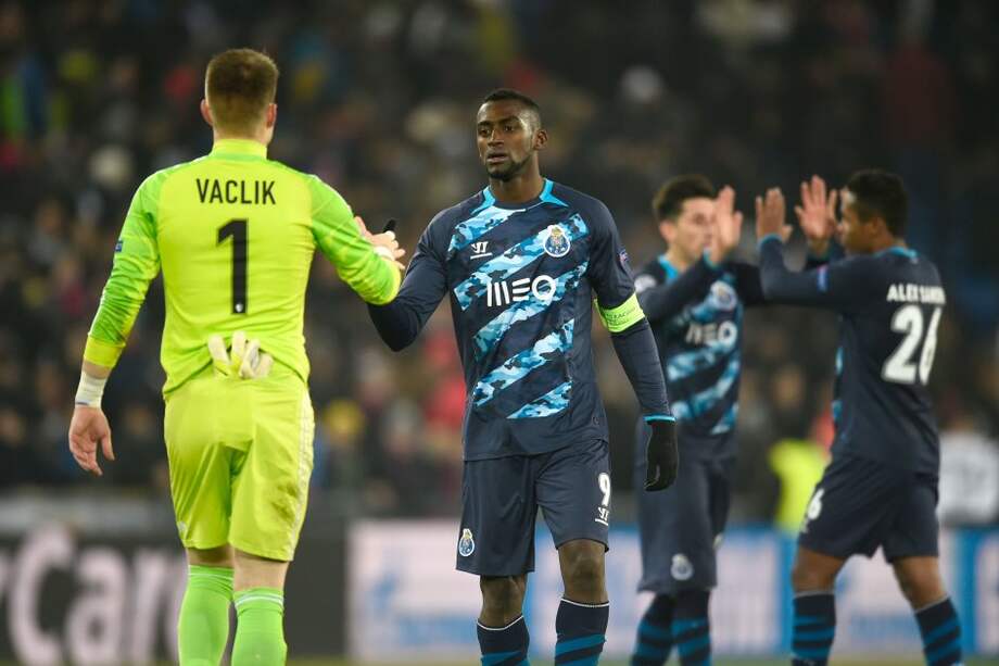 Jackson Martínez saluda al portero de Basilea tras el empate 1-1 en Suiza. Foto: AFP