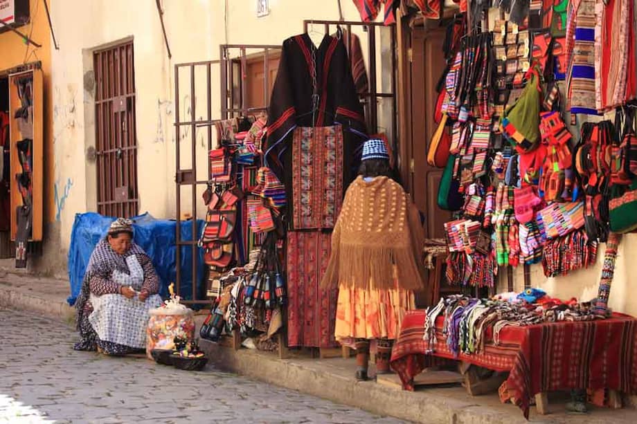 En las calles del centro de la ciudad se encuentran artesanías y tejidos a mano con lana de llama y alpaca. / Fotos: 123.rf