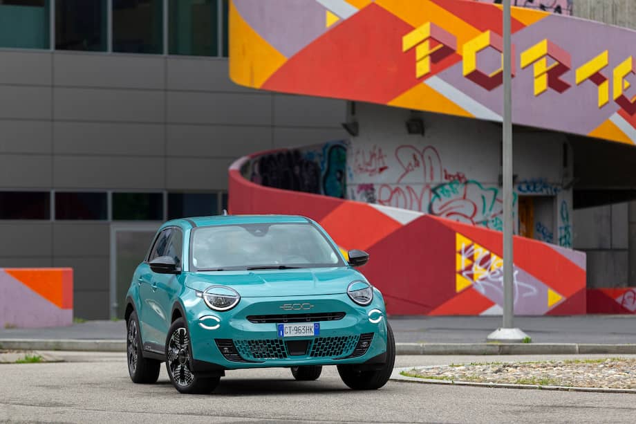 El Nuevo Fiat 600 Hybrid ofrece dos opciones de motorización, que incluyen un motor de gasolina de tres cilindros y 1,2 litros de cilindrada junto con un sistema híbrido.