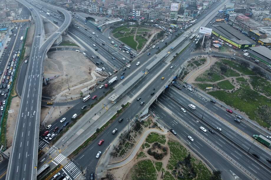 Fotografía aérea de una avenida de la ciudad de Lima (Perú).
