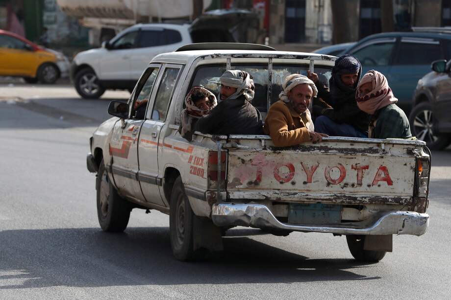 Yemeníes a bordo de un teaxi en Saná, Yemen.