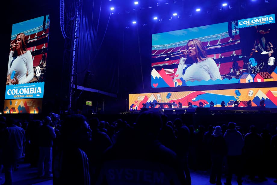 La cantante colombiana Karol G (en pantalla) durante su presentación en el concierto 'Voces por la vida'.