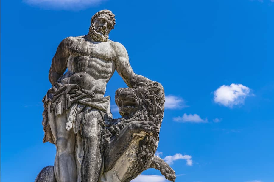 Hércules vence al león de Nemea, cumpliendo la primera de sus labores, retradado en el monumento de Giuseppe Volpini en los jardines del Palacio Schlosspark.