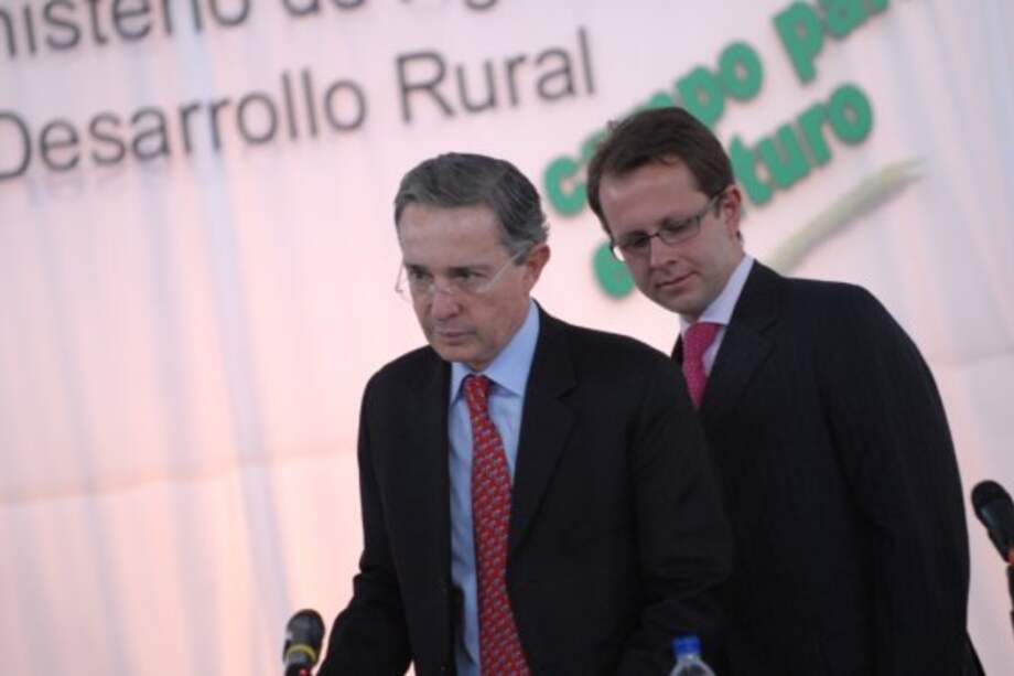 El expresidente Álvaro Uribe junto al entonces ministro de Agricultura, Andrés Felipe Arias. / Archivo-El Espectador