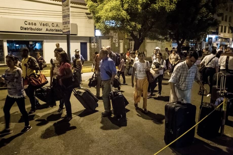 Desde el viernes en la noche y en la madrugada de este sábado, unos 200 colombianos intentan salir de Venezuela tras el anuncio de Maduro de movilizar más tropas a la frontera. / Agencia EFE