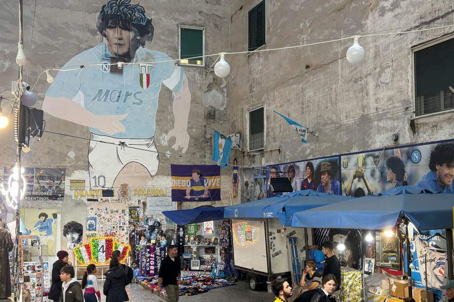 "Como si hubiera muerto un familiar", confiesa el napolitano Luigi al recordar la muerte de Diego Armando Maradona hace cinco años, un sentimiento que se extiende por toda Nápoles (sur), repleta de homenajes al astro argentino y donde el pesar por su pérdida se mantiene todavía hoy entre aficionados de todas las generaciones.EFE/ Carlos Expósito