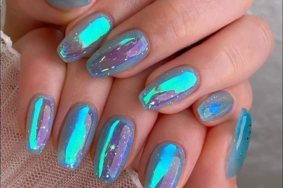 Conoce cómo crear este efecto de aura en las uñas en tu casa que está en tendencia en este 2024. Aquí te enseñamos como hacerlo.