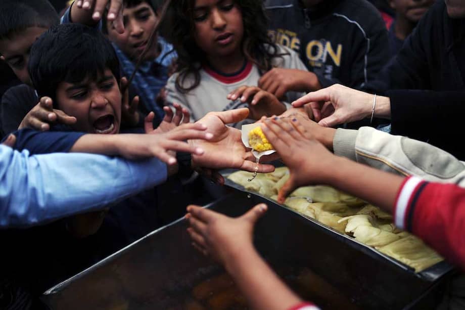 Refugiados sirios buscan comida en un parque de Estambul, Turquía. / AFP