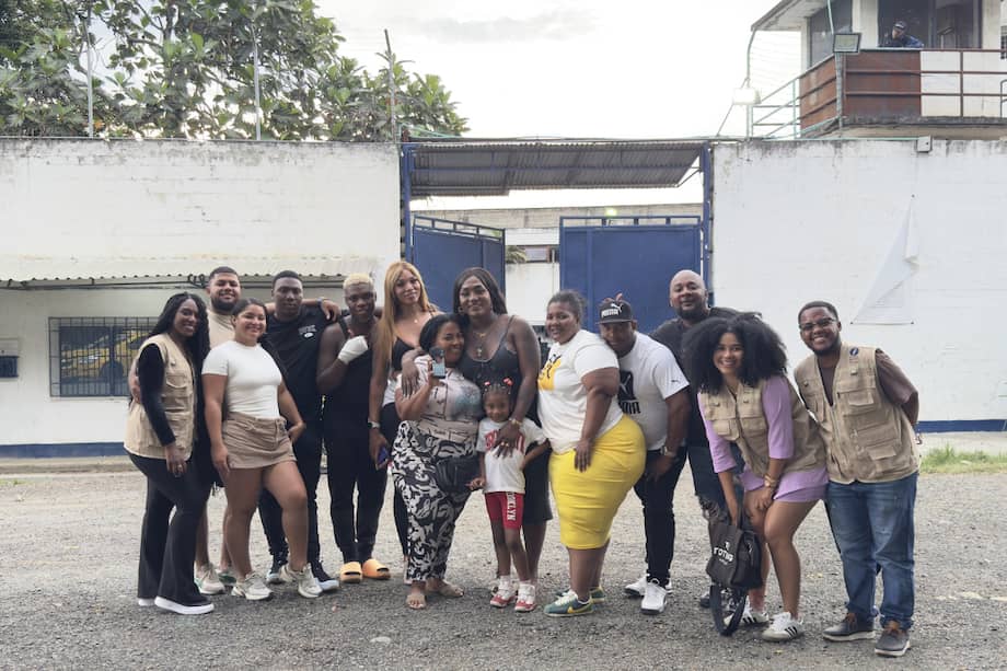 Frente a las grandes puertas azules de la cárcel de Villanueva, Andrea Burgos se reencontró con su familia.