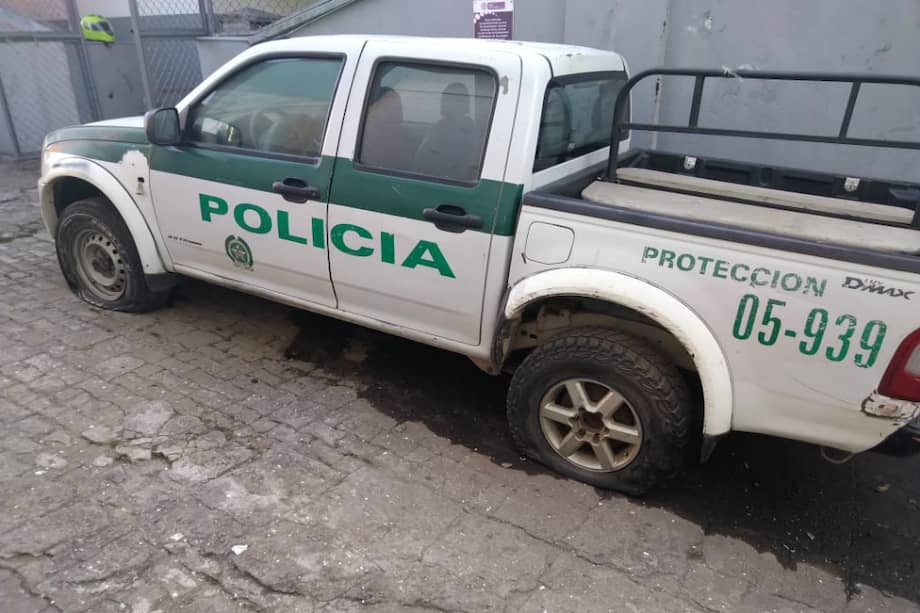 En el ataque no resultaron personas heridas y una camioneta de la institución resultó afectada. / Cortesía