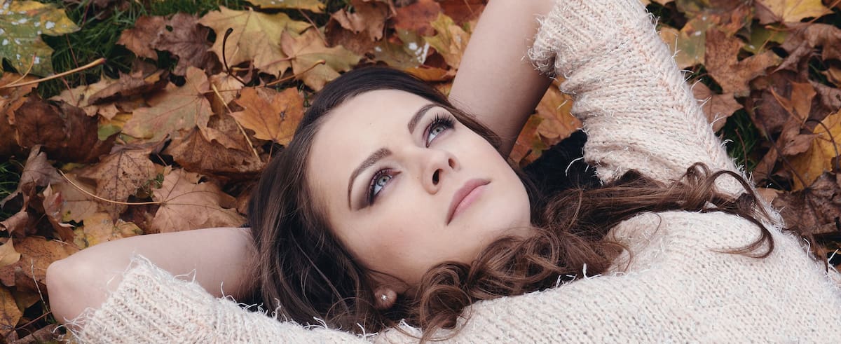 Mujer pensativa en la calle, incierto