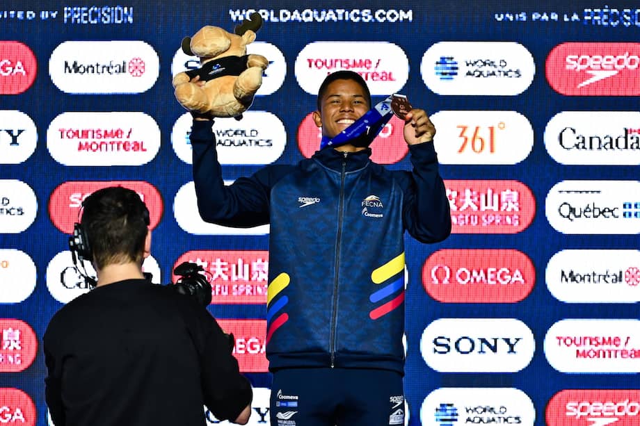 Luis Felipe Uribe con la medalla de bronce en la Copa Mundial de Clavados Montreal, Canadá 2026.