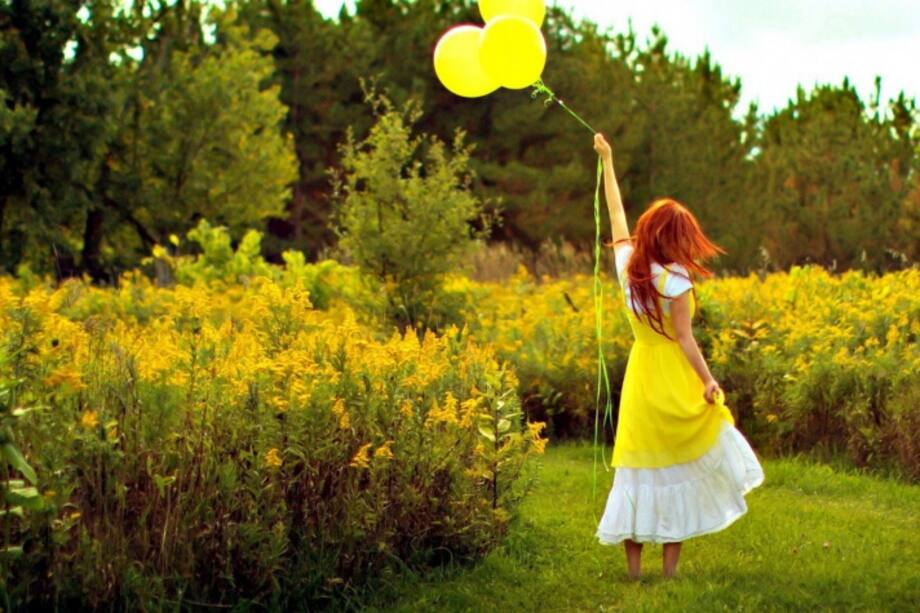 Mujer con unas bombas en la naturaleza